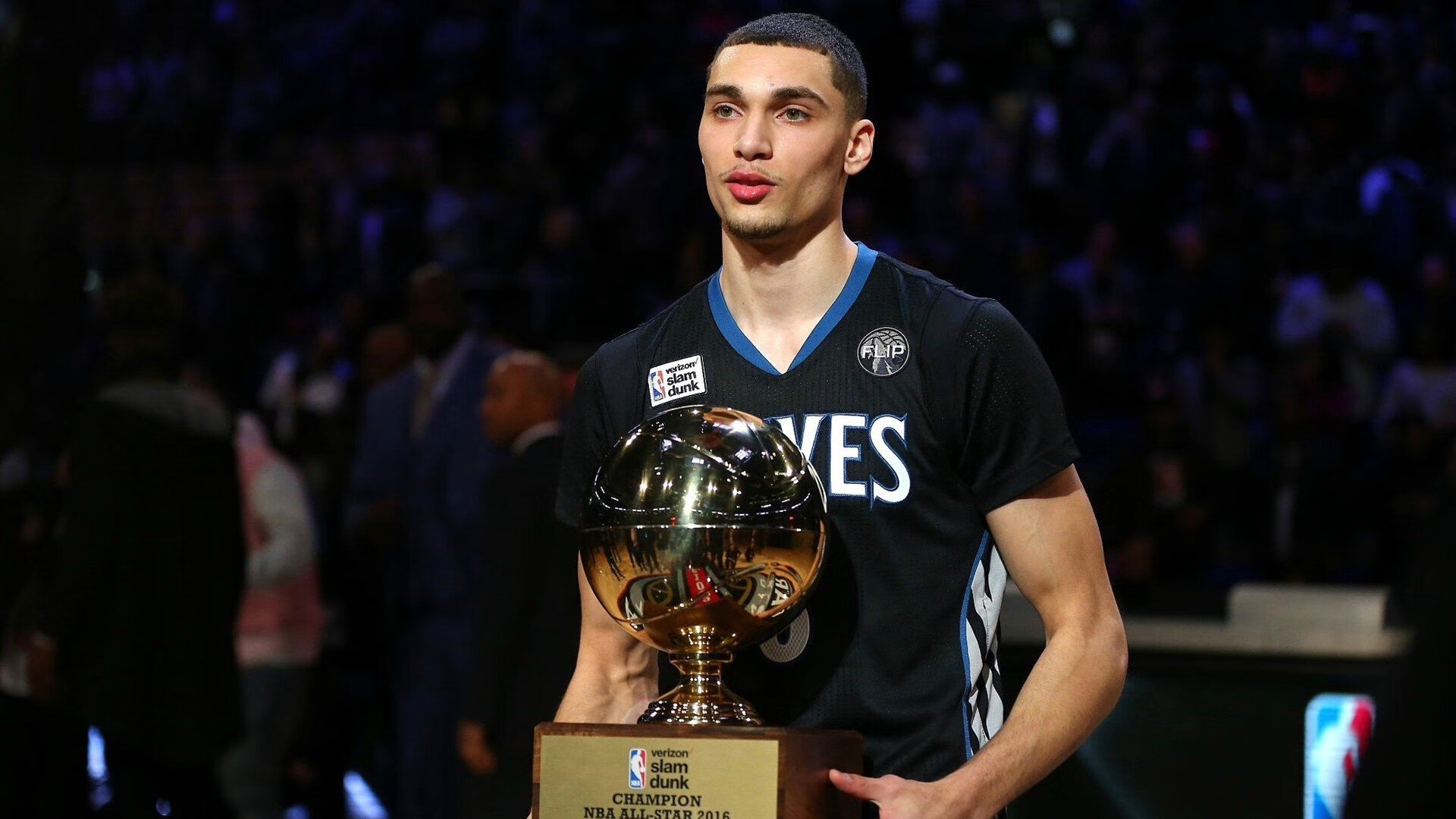 出色发挥引爆全场!,Faker意外战胜加拿大队观众掌声雷动